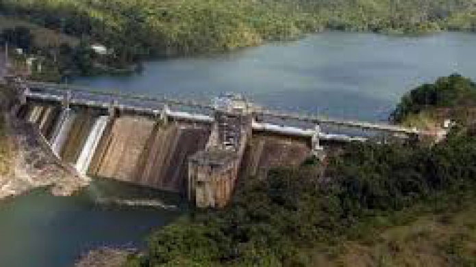 ContinÃºa limpieza en represa Quebrada de Camuy