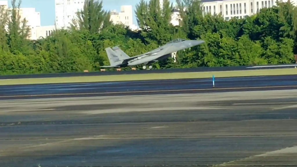  Video: Ahora emergencia en el aeropuerto Luis Mu&ntilde;oz Mar&iacute;n con avi&oacute;n militar F-15 