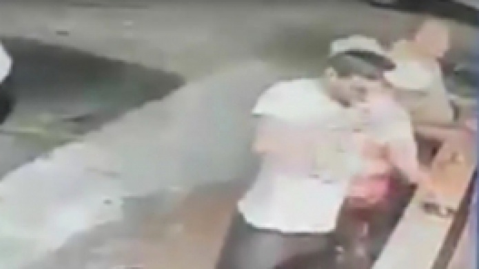 Video: Se daba una cerveza en un chinchorro  y con "Guille" le llevo el celular al que estaba a su lado