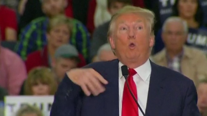 Donald Trump se burla de discapacidad fÃ­sica de reportero del New York Times