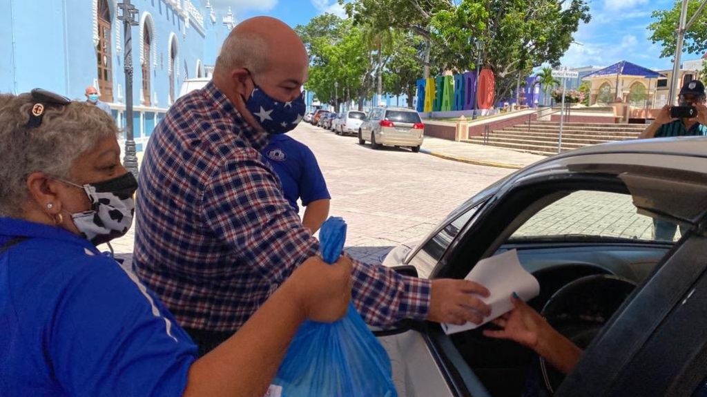  Johnny&rsquo; M&eacute;ndez entrega kits de ayuda con el COVID-19 y alimentos en comunidades costeras de Fajardo 