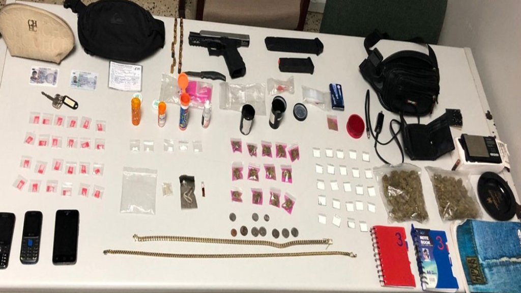  Cargos contra dos &ldquo;Chamaquitos&rdquo; de 18 y 19 a&ntilde;os que le ocuparon armas, drogas y agredieron a un polic&iacute;a 