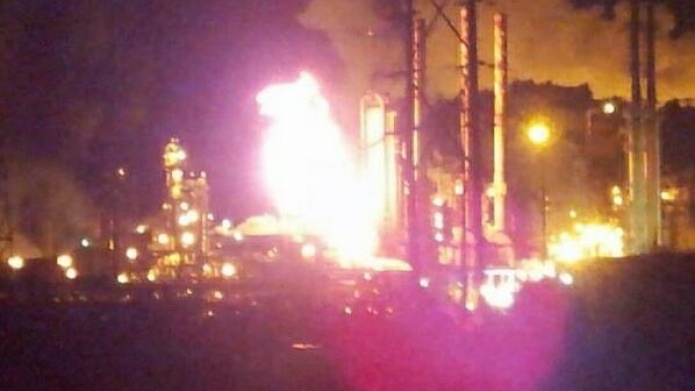 EE.UU.: Reportan explosiones en una refinerÃ­a de petrÃ³leo en Lemont, Illinois.