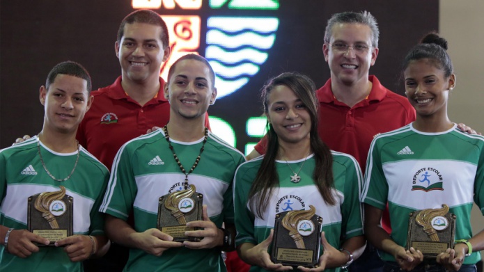 Gobernador reconoce a atletas destacados del programa Deporte Escolar