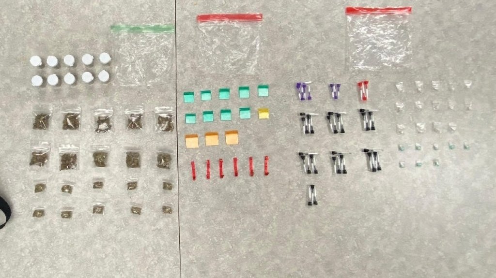  Municipales de Manat&iacute; ocupan drogas y dinero en un caser&iacute;o 