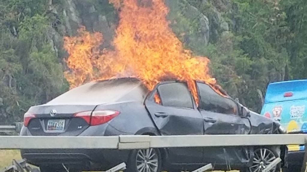  Publican video de momento en que se incendia vehículo en expreso de PR y conductor muere quemado 