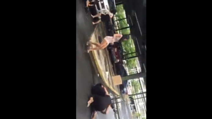 Video: "Royal Rumble" en Bayamon 4 mujeres pelean en estacionamiento del tribunal


