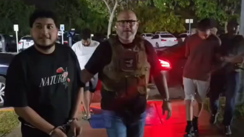  Video: Tres arrestados con armas mientras buscaban pr&oacute;fugo federal en Juana Diaz 