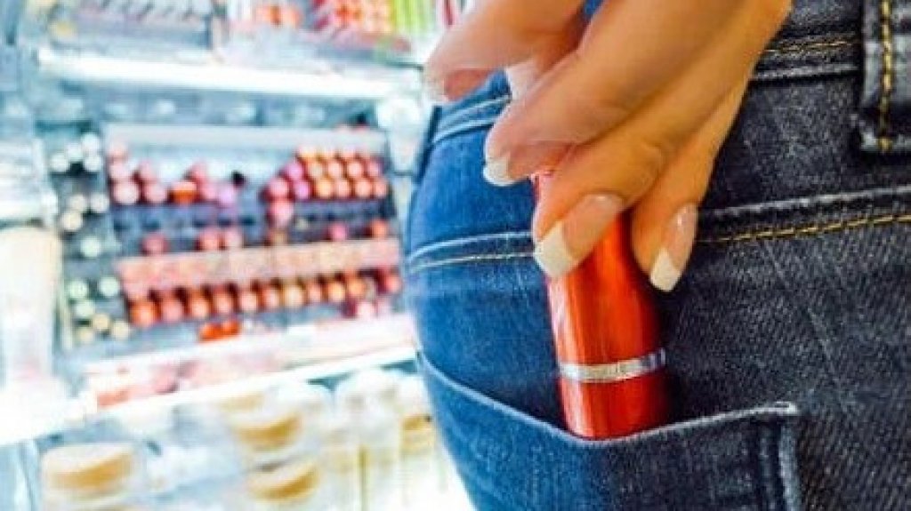  Mujer roba 13 mil d&oacute;lares en cosm&eacute;ticos desde farmacia en Bayam&oacute;n 
