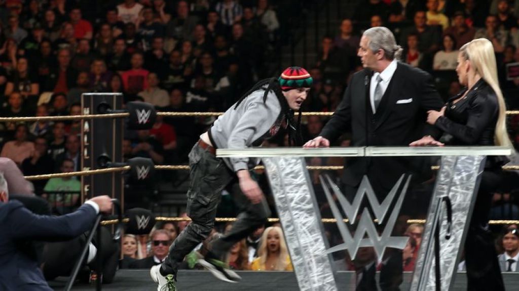  VIDEO: Un espectador ataca a la leyenda de la lucha libre Bret Hart 