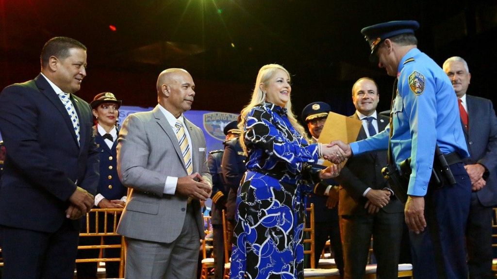  Gobernadora otorga asensos a polic&iacute;as 