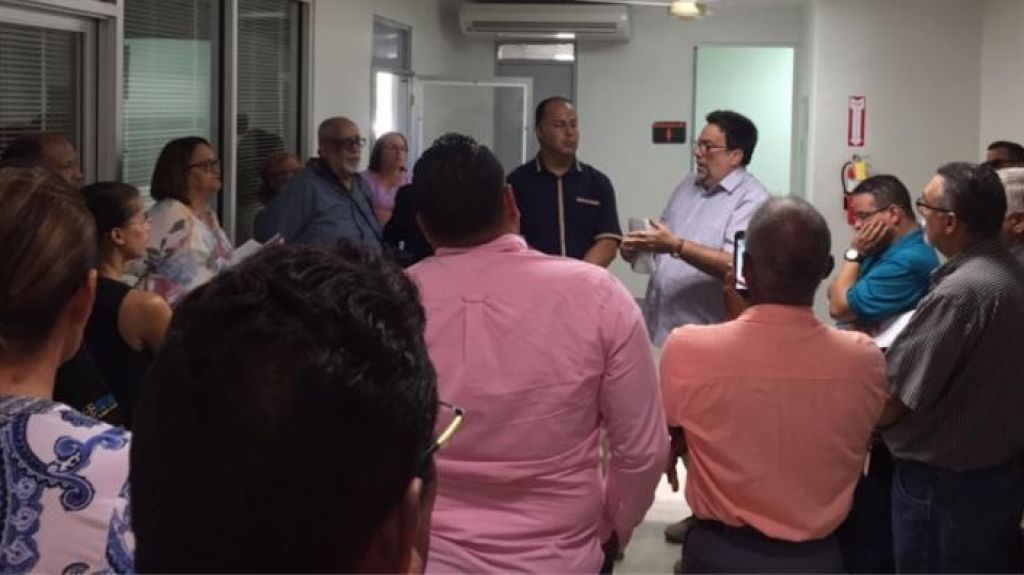  Denis M&aacute;rquez emplaza al DTOP por mural mutilado en escuela arrendada Julia de Burgos 