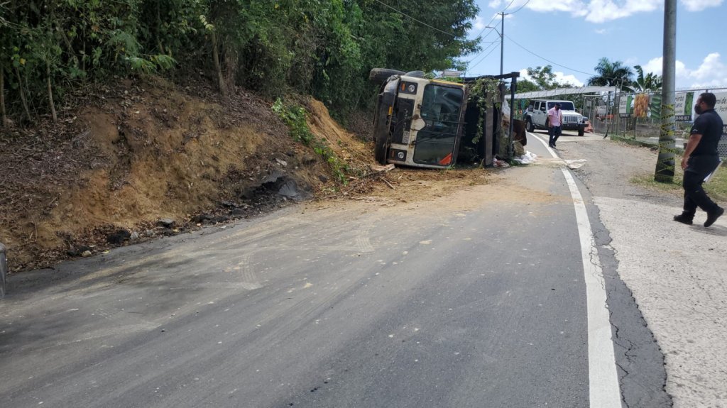  Derrumbe en carretera de Toa Alta provoca accidente con cami&oacute;n volcado 