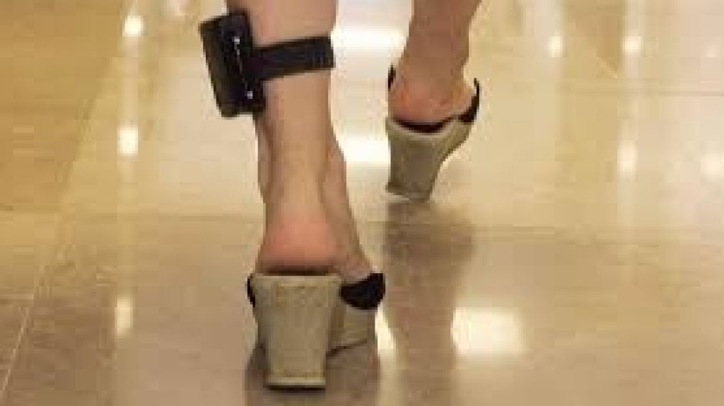  Con grillete mujer acusada por agredir e insultar septuagenario 