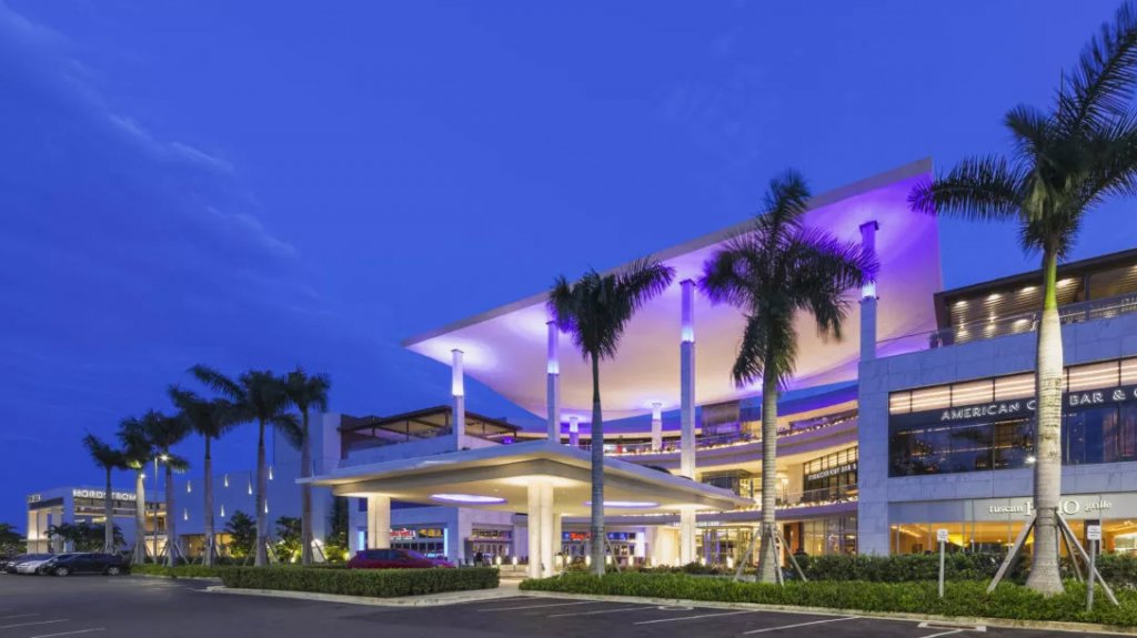  Mujer roba tres gorras desde tienda de The Mall of San Juan 