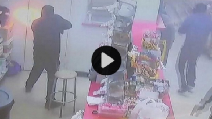 VIDEO: Intenso tiroteo durante un robo a una tienda en Houston