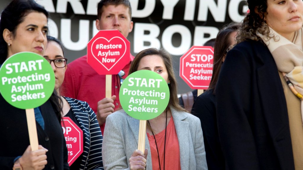  El Gobierno de Trump a&ntilde;ade obst&aacute;culos en el tr&aacute;mite de solicitud de asilo 