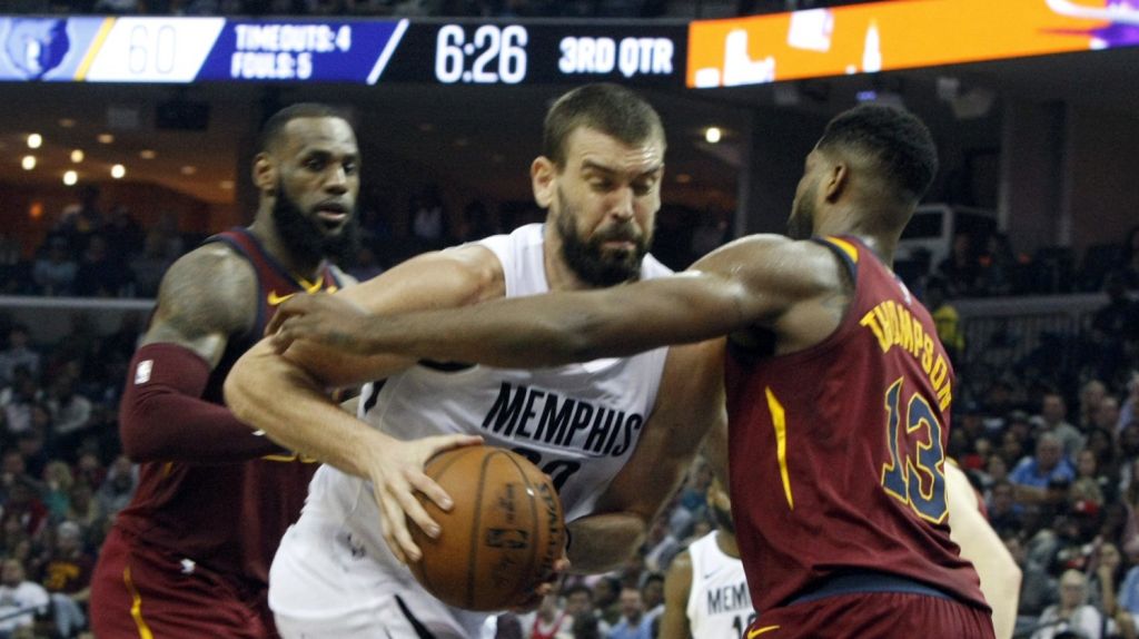  &nbsp;James logra triple-doble en victoria de Cavaliers; Marc, 14 puntos 