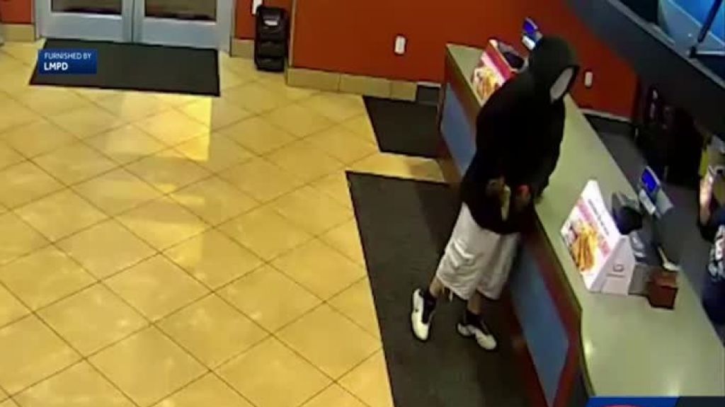  VIDEO: Matrimonio de polic&iacute;as fuera de servicio detienen un asalto 