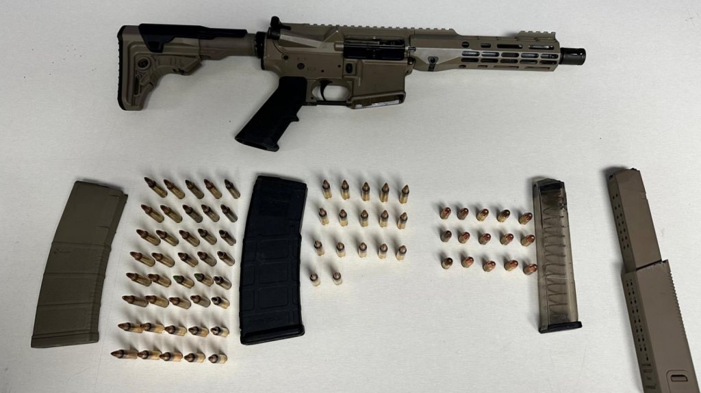  Ocupan rifle en estacionamiento de residencial Luis Llorens Torres 