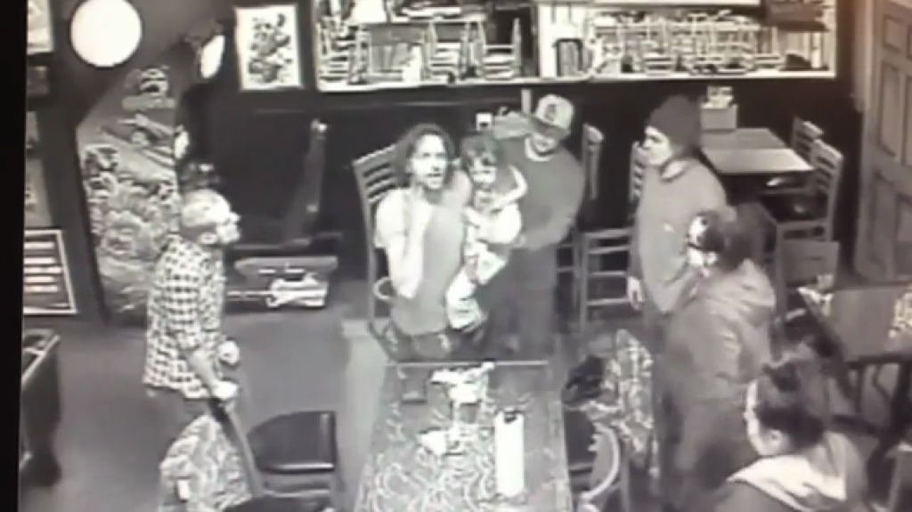  Video:Brutal paliza a un hombre que llevaba en brazos a su hija de 4 a&ntilde;os 