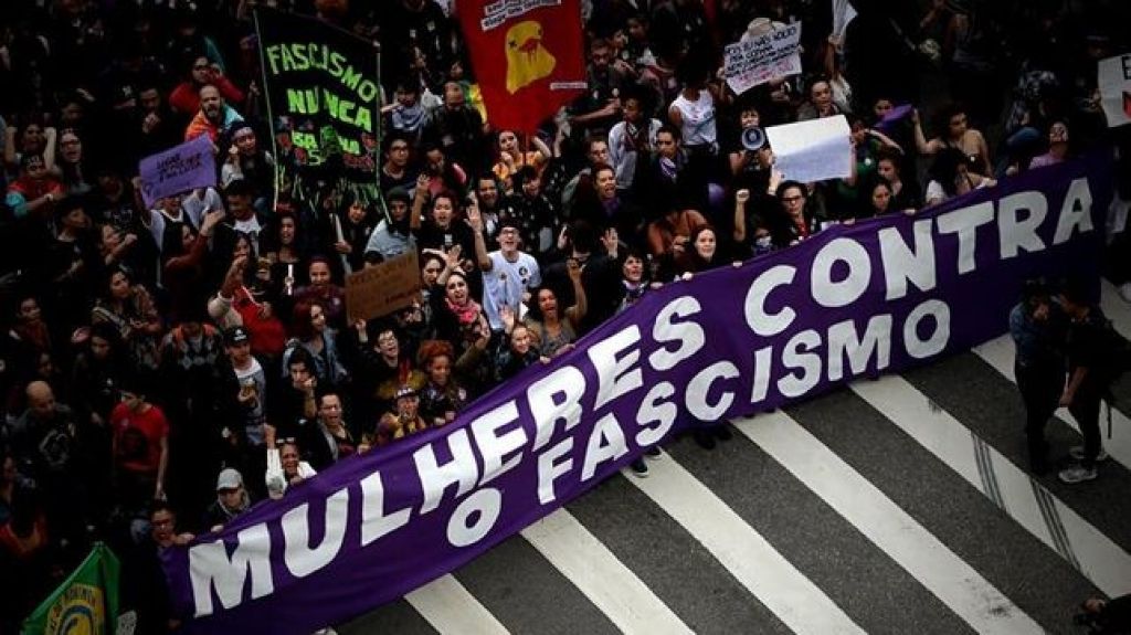  Video: Mujeres vuelven a protestar contra Bolsonaro en v&iacute;speras de elecciones 