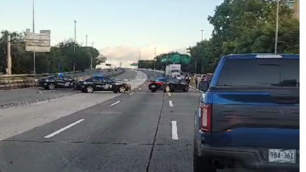  Video: Cierran expreso frente a Plaza Las Am&eacute;ricas por cami&oacute;n encendido en fuego 