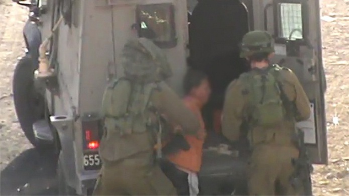 Video: Soldados israelÃ­es detienen a un niÃ±o palestino discapacitado mental