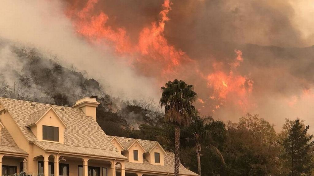 Muere bombero durante combate contra incendio en California