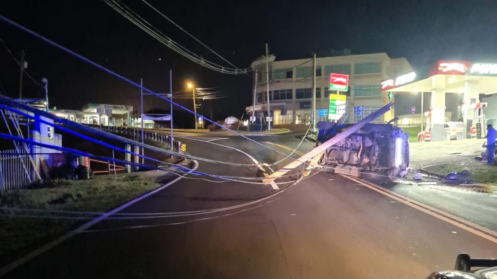  Cierran carretera de Naranjito por auto volcado 