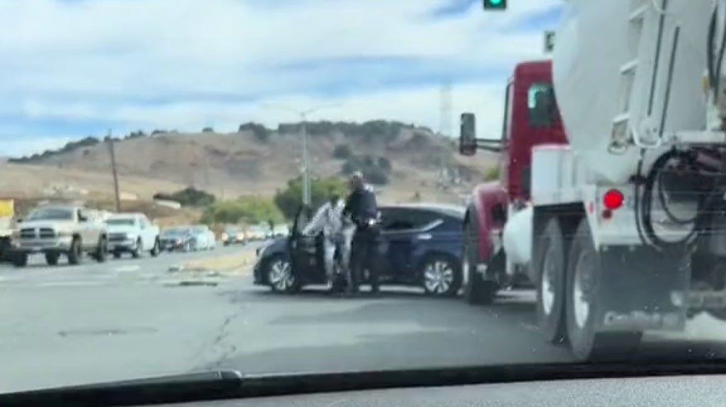  Video del arresto de sospechosas de robo en centro comercial tras persecución y accidente en California 