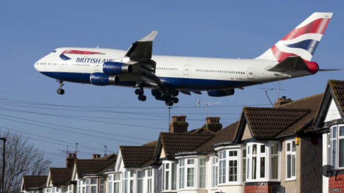 "PolizÃ³n cae" desde un aviÃ³n en Londres
