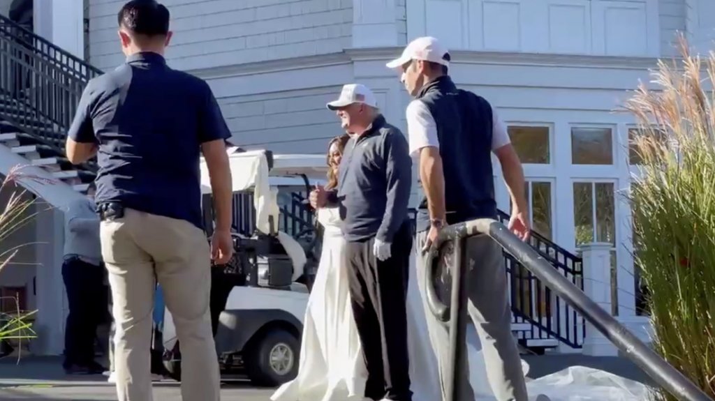  VIDEO: Trump se toma una foto con reci&eacute;n casados tras un partido de golf mientras Biden celebra la victoria en las presidenciales 