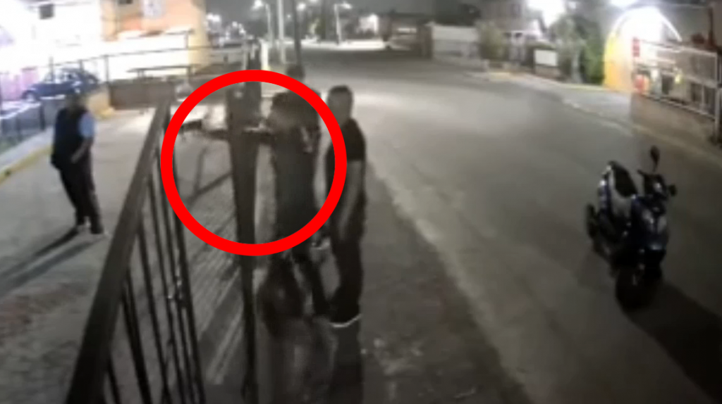  Video: Eran 3 y con un arma de fuego, pero uno corri&oacute; y dos &ldquo;cogieron&rdquo; la pela de la vida&rdquo; 