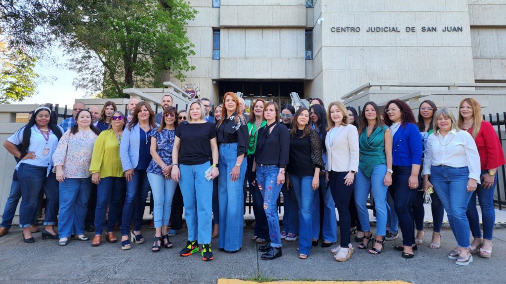  Fiscales de Justicia se ponen mahones en apoyo a v&iacute;ctimas de agresi&oacute;n sexual 