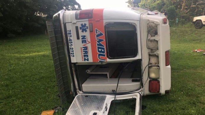 Fotos: ParamÃ©dicos heridas al volcarse su ambulancia en Toa Alta
