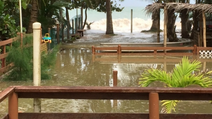 Marejadas inundan varias casas de Luquillo y ponen en peligro a familias