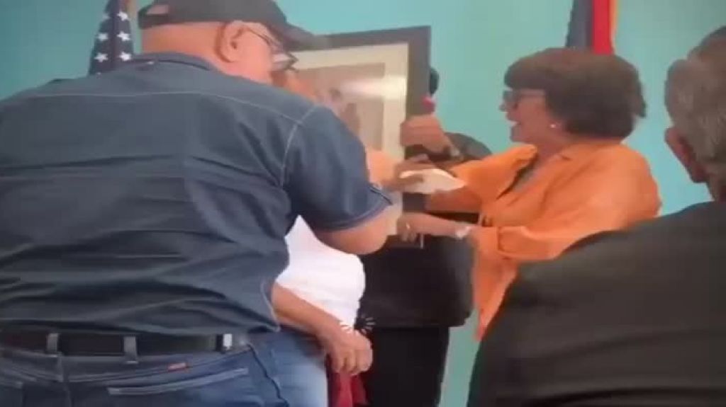  Mas videos de ciudadanos quitando los retratos del gobernador en oficinas de gobierno 