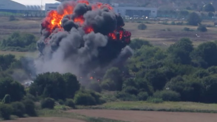 Un caza cae sobre una autopista durante el espectÃ¡culo aÃ©reo