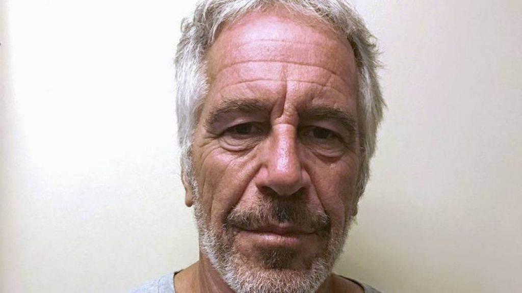  Un reputado forense asegura que Jeffrey Epstein pudo ser estrangulado 