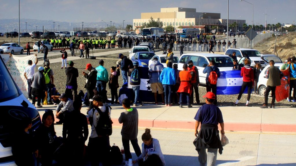  M&eacute;xico estima que 1.100 migrantes de caravana podr&iacute;an haber cruzado a EE.UU. 