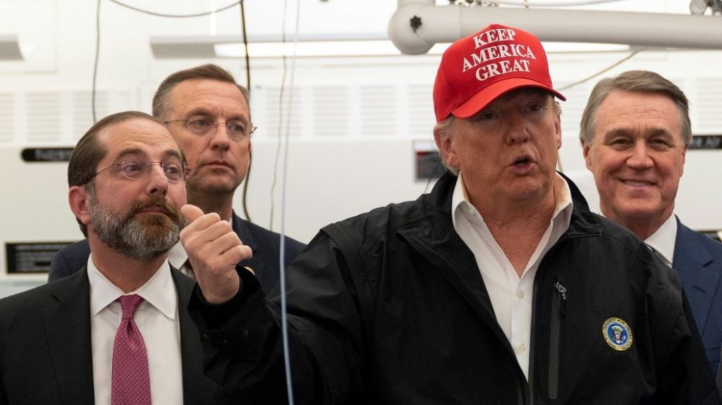  Dos legisladores de EEUU expuestos al coronavirus antes de reunirse con Trump 