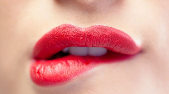 Los riesgos del dilatador de labios por succión, la última moda estética en internet