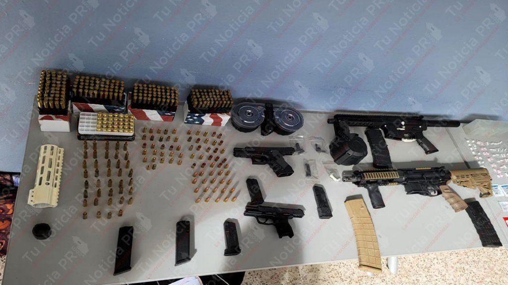  Fotos: Varios arrestados, rifles, pistolas y drogas durante operativo en residencial de Bayam&oacute;n 
