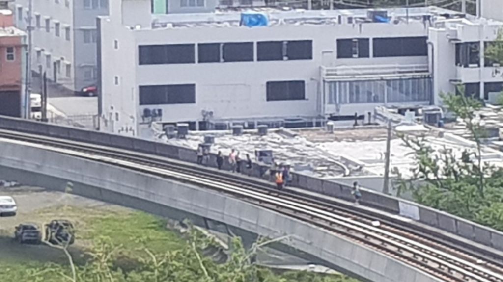  Pasajeros del tren urbano se quedan a pie por apag&oacute;n 