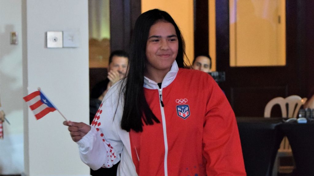  Adriana D&iacute;az abanderada de los ol&iacute;mpicos juveniles 