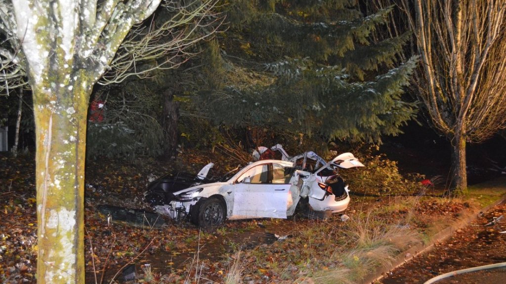  Fotos:Un Tesla choca con tanta fuerza que las bater&iacute;as acaban en viviendas cercanas 