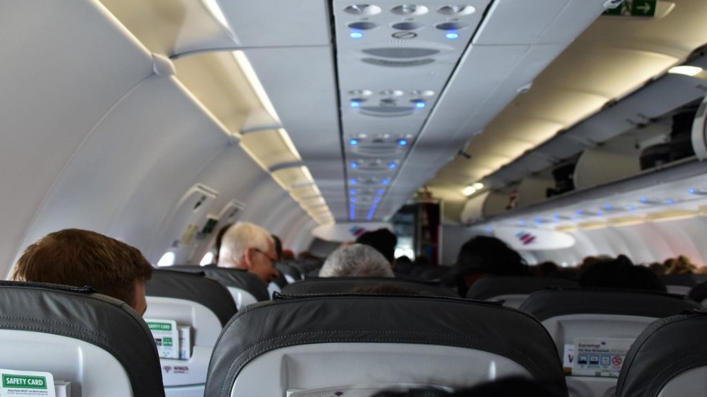  Un joven le arranca de un mordisco parte de la oreja a otro pasajero en un avi&oacute;n 