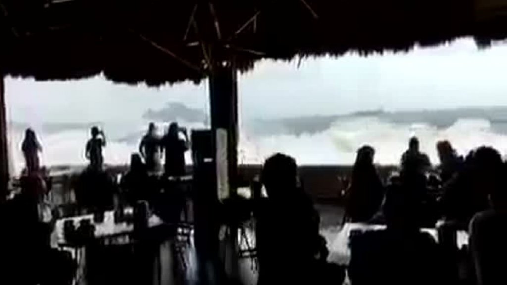  Video: Corre y corre esta ma&ntilde;ana en restaurante de M&eacute;xico luego que fuerte oleaje entrara 