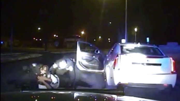 PolicÃ­as en Detroit golpean brutalmente a hombre negro